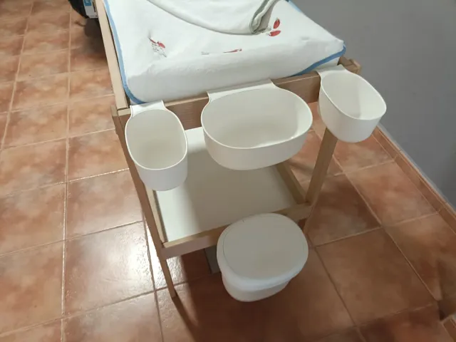 Cambiador para bebés de madera y blanco
