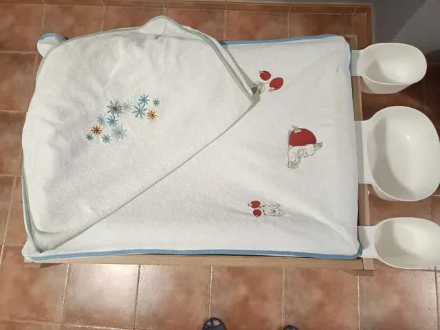 Cambiador para bebés de madera y blanco