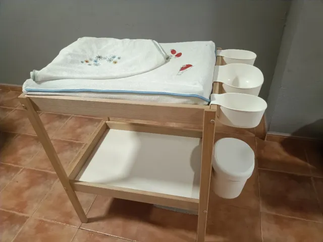 Cambiador para bebés de madera y blanco