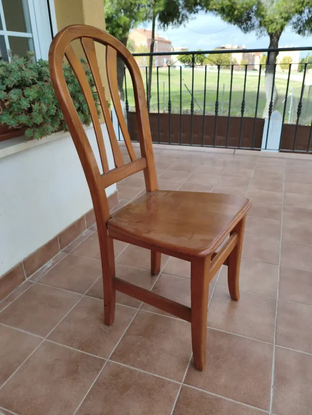 Sillas de madera estilo clásico Dispongo de 2