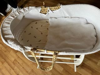 Moisés mimbre con soporte blanco