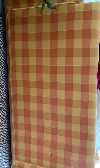 Sofá 2 plazas cuadros naranja y amarillo