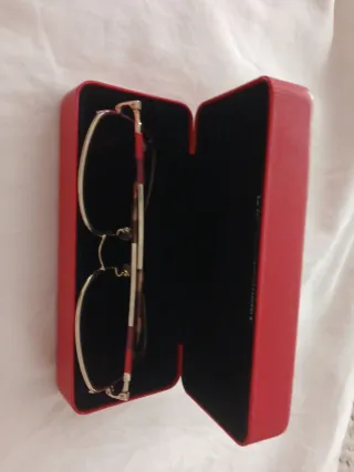 Gafas Carolina Herrera doradas y rojas