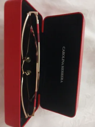 Gafas Carolina Herrera doradas y rojas