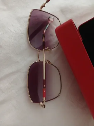 Gafas Carolina Herrera doradas y rojas