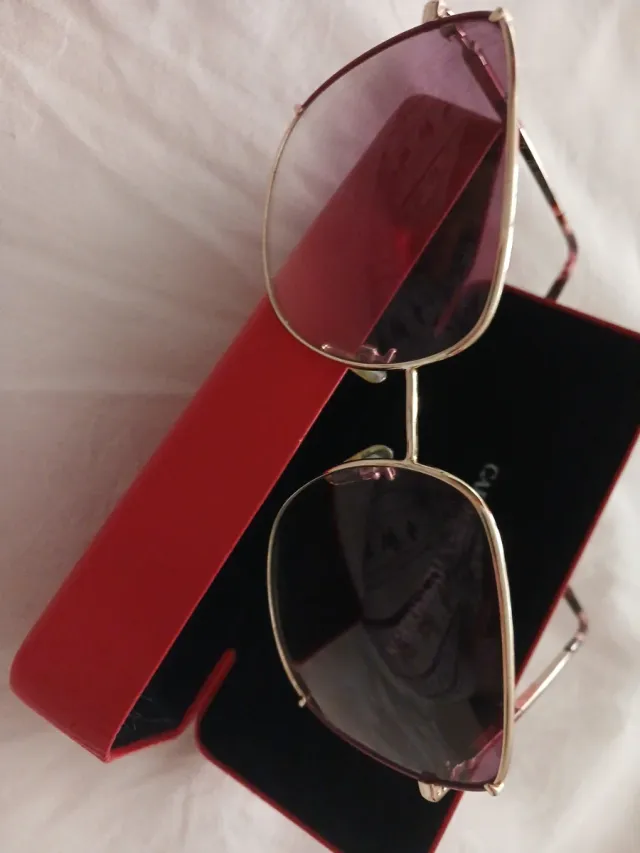 Gafas Carolina Herrera doradas y rojas