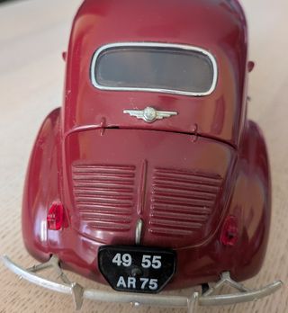 Maqueta Renault 4 CV Escala 1/17 marca Sólido