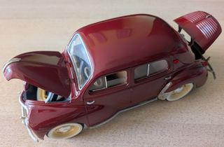 Maqueta Renault 4 CV Escala 1/17 marca Sólido