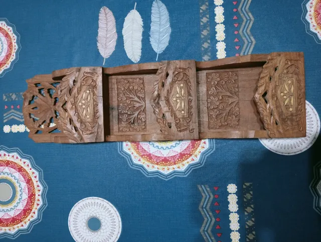 Organizador de documentos de madera tallada.