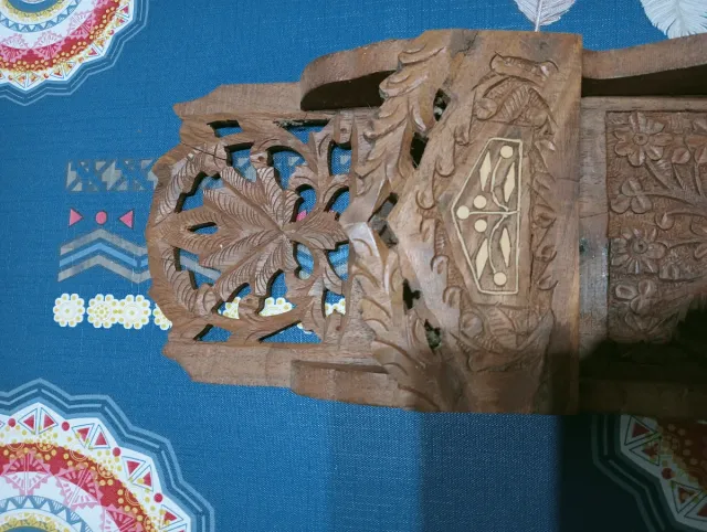 Organizador de documentos de madera tallada.