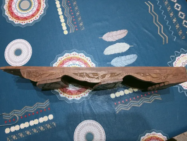 Organizador de documentos de madera tallada.