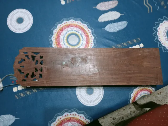 Organizador de documentos de madera tallada.