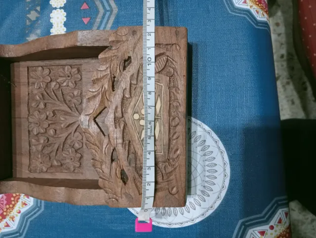 Organizador de documentos de madera tallada.