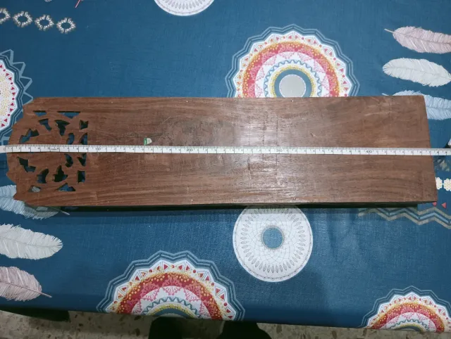 Organizador de documentos de madera tallada.