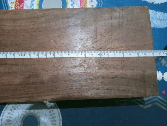 Organizador de documentos de madera tallada.