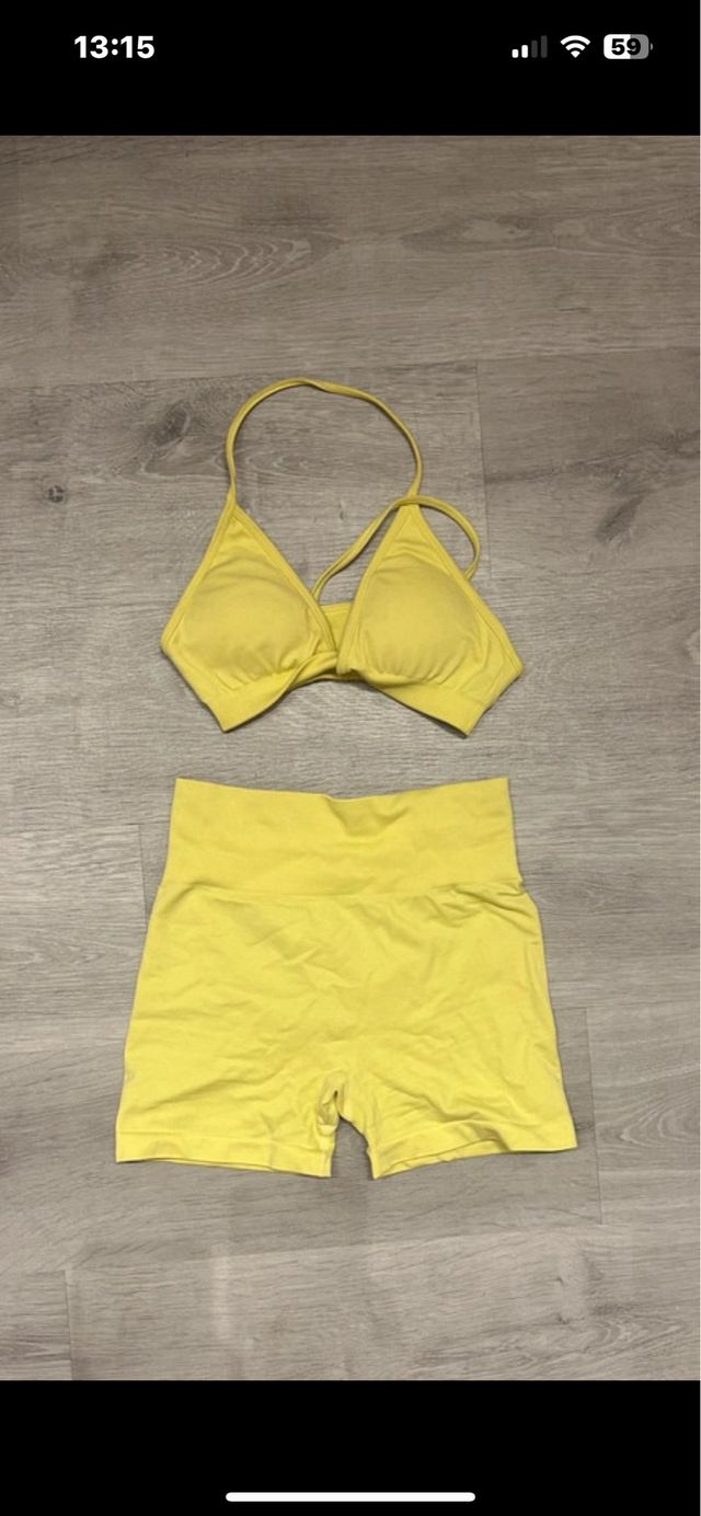 Conjunto deportivo amarillo