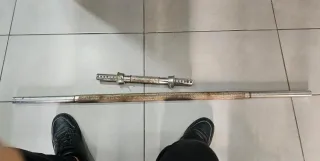 Barra y mancuerna de gimnasio