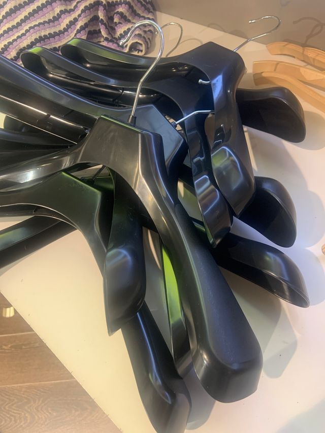 Pack 10 Perchas Negras Plástico Resistente