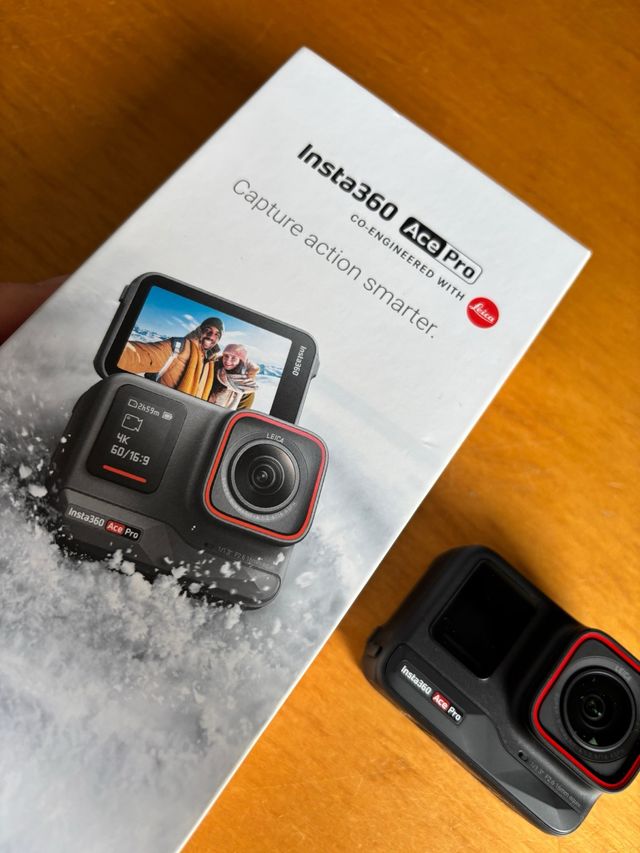 Insta360 Ace Pro Cámara Negra y Roja