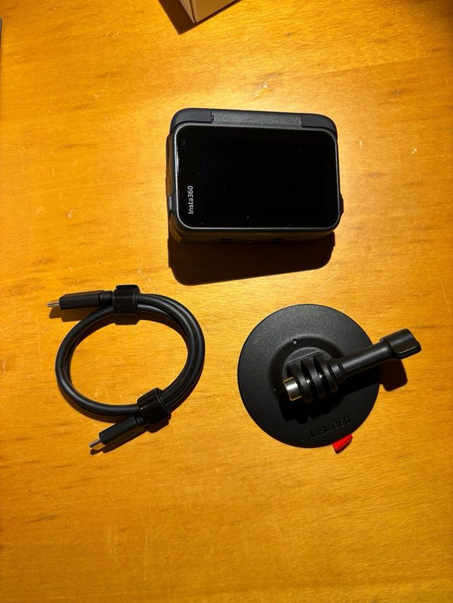 Insta360 Ace Pro Cámara Negra y Roja