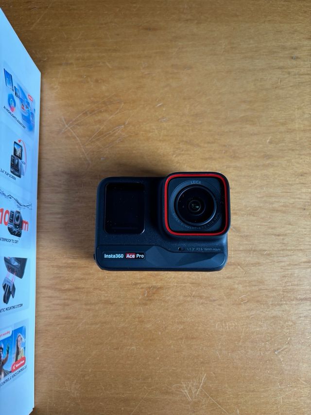 Insta360 Ace Pro Cámara Negra y Roja