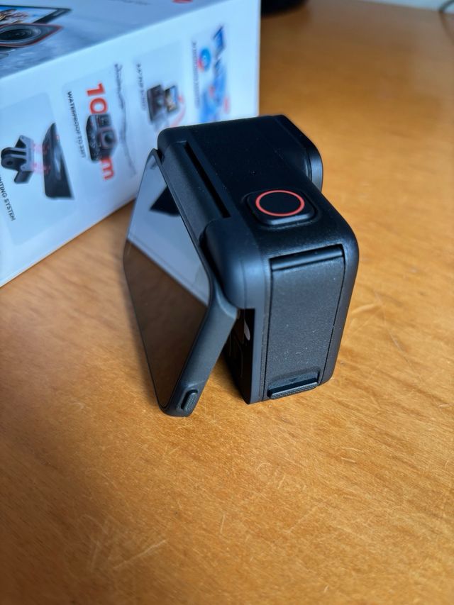 Insta360 Ace Pro Cámara Negra y Roja