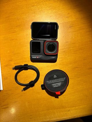 Insta360 Ace Pro Cámara Negra y Roja