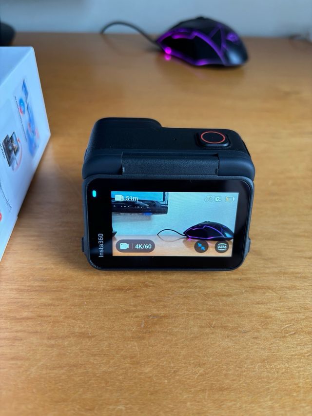 Insta360 Ace Pro Cámara Negra y Roja