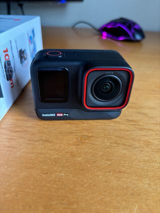 Insta360 Ace Pro Cámara Negra y Roja