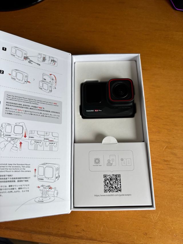 Insta360 Ace Pro Cámara Negra y Roja