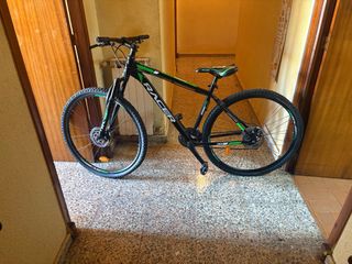 Bicicleta de montaña Racer negra y verde