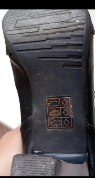 Botines negros con cordones y tacón