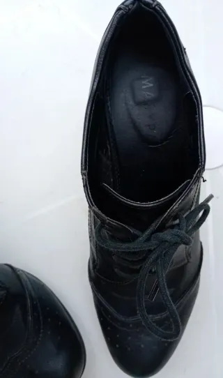 Botines negros con cordones y tacón