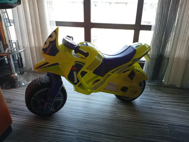 Moto de juguete amarilla