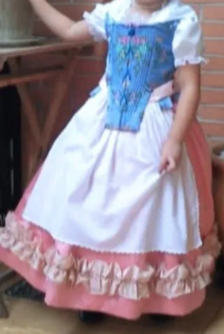 Traje de huertana azul y rosa