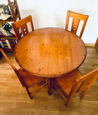 Mesa extensible redonda y 4 sillas madera