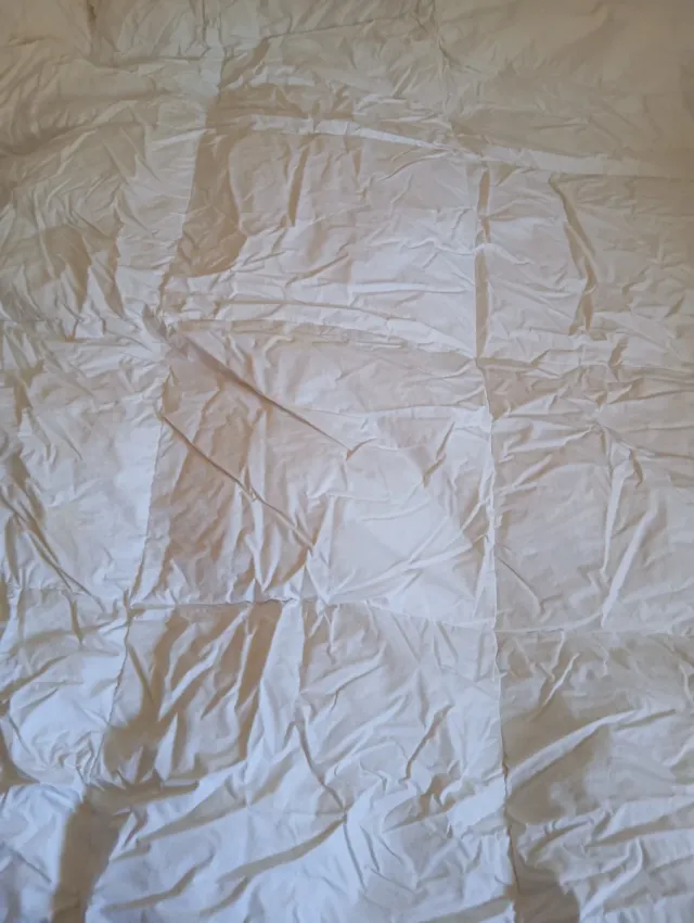 Edredón blanco de tela color hueso