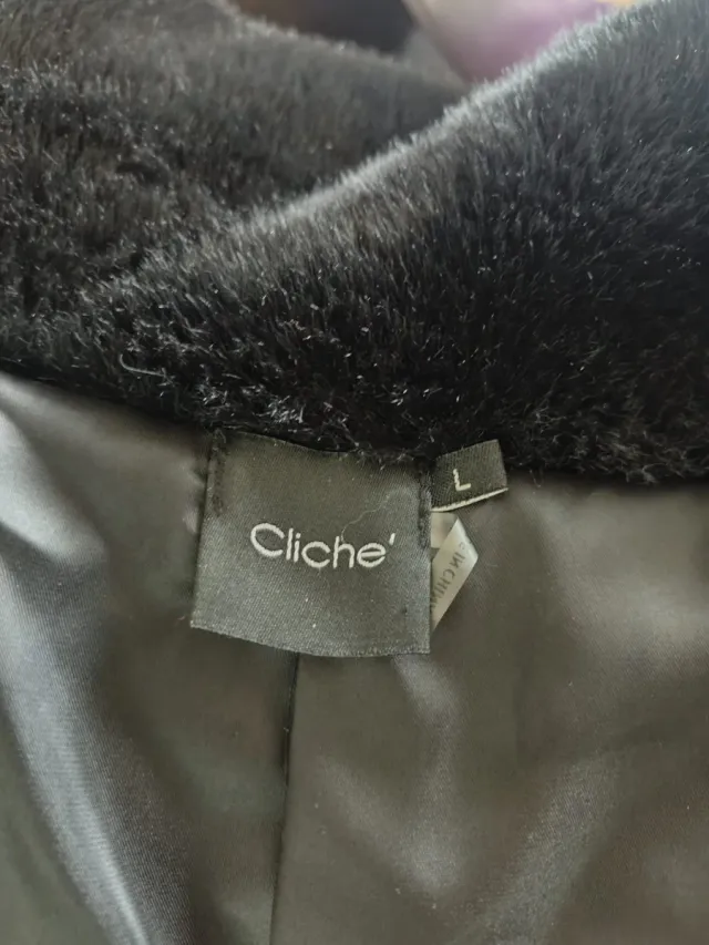 Abrigo negro de pelo sintético