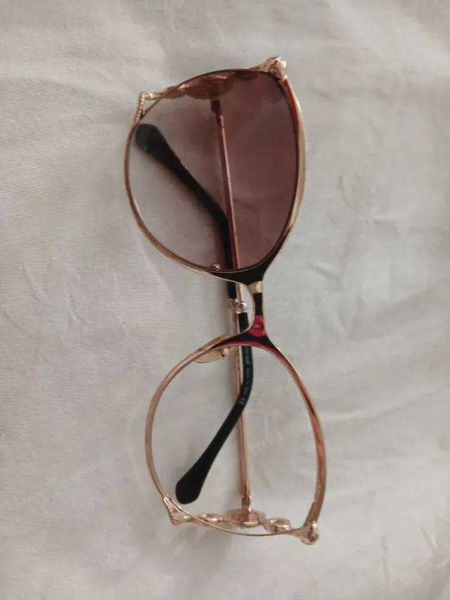 Gafas de sol doradas y marrones