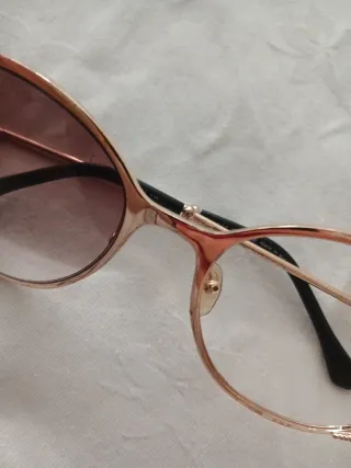 Gafas de sol doradas y marrones