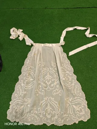 Delantal bordado blanco niña