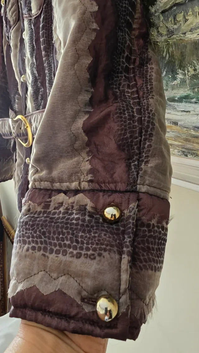 Chaqueta acolchada en beises y marrón