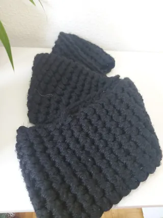 Gorro y cuello de punto negro