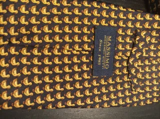 Corbata negra con estampado de patitos amarillos