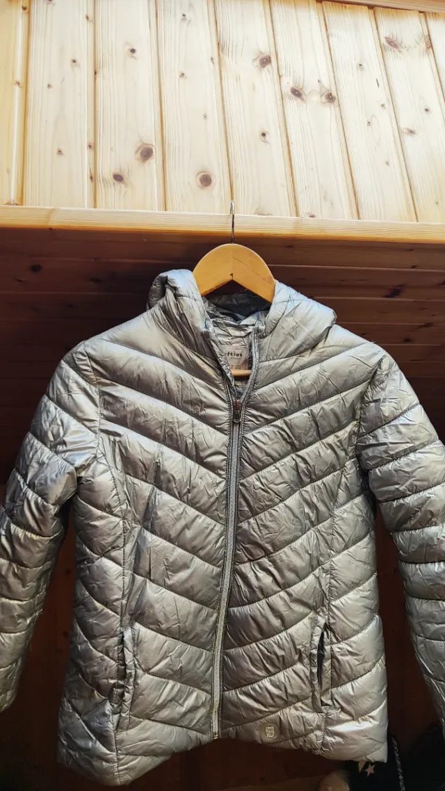 Cazadora niña plateada con capucha, Lefties