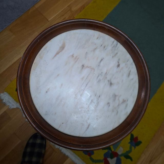 Mesa redonda madera con  centro de mármol