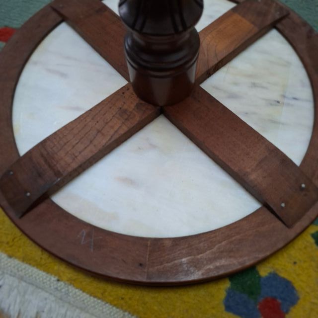 Mesa redonda madera con  centro de mármol