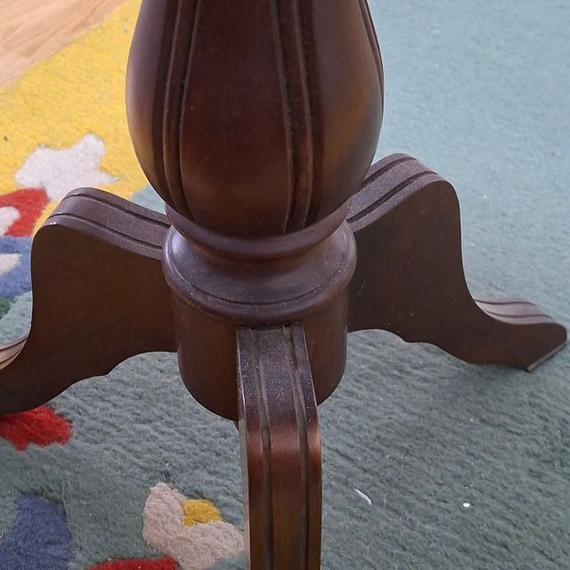 Mesa redonda madera con  centro de mármol