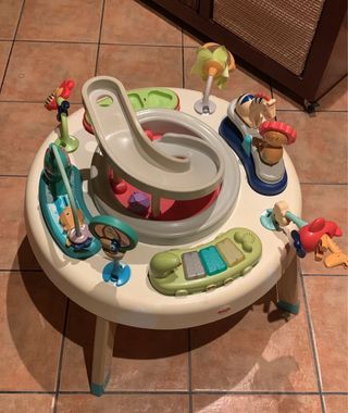 Mesa de actividades sensoriales para bebés