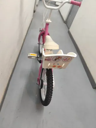 Bicicleta infantil rosa con asiento trasero